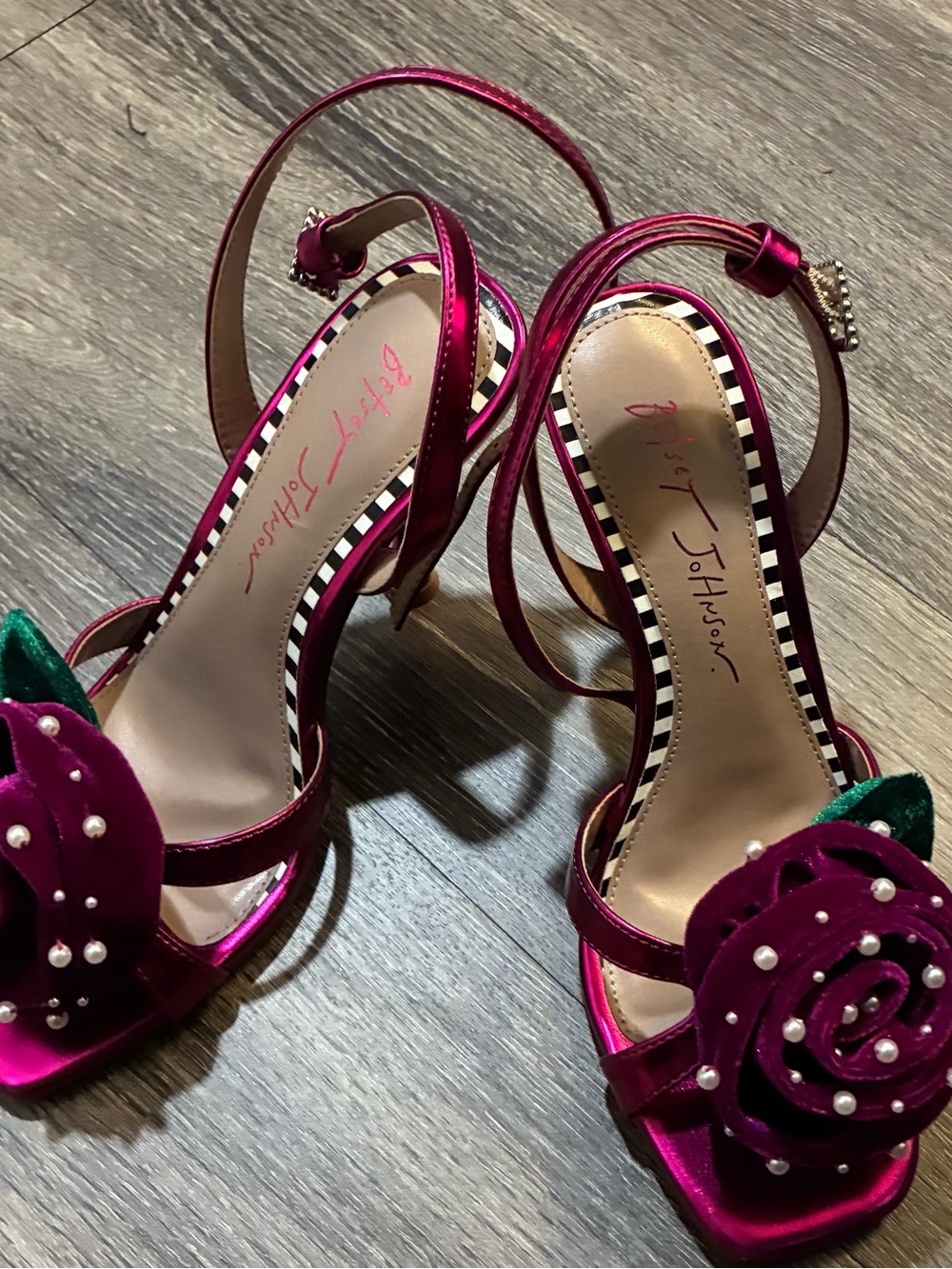 Gently Worn Betsey Johnson Pink Velvet Floral Pearl Accent Sandals. SZ 6.5 - Picture 2 of 3